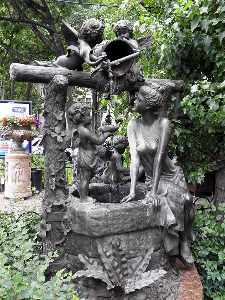 эксклюзивный вид колодца изготовленного под скульптуру с ангелами